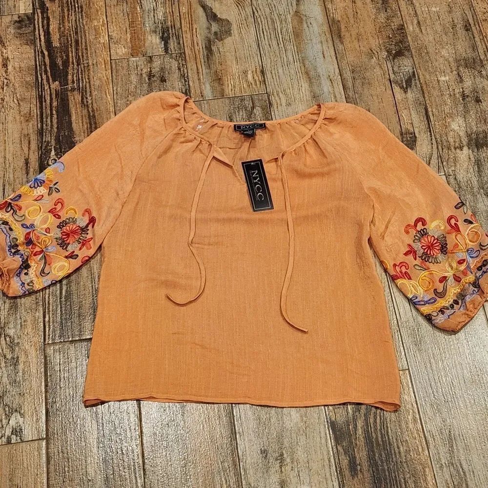 🔸️NWT New York Clothing Co Orange Embroidered Peasant Top Small